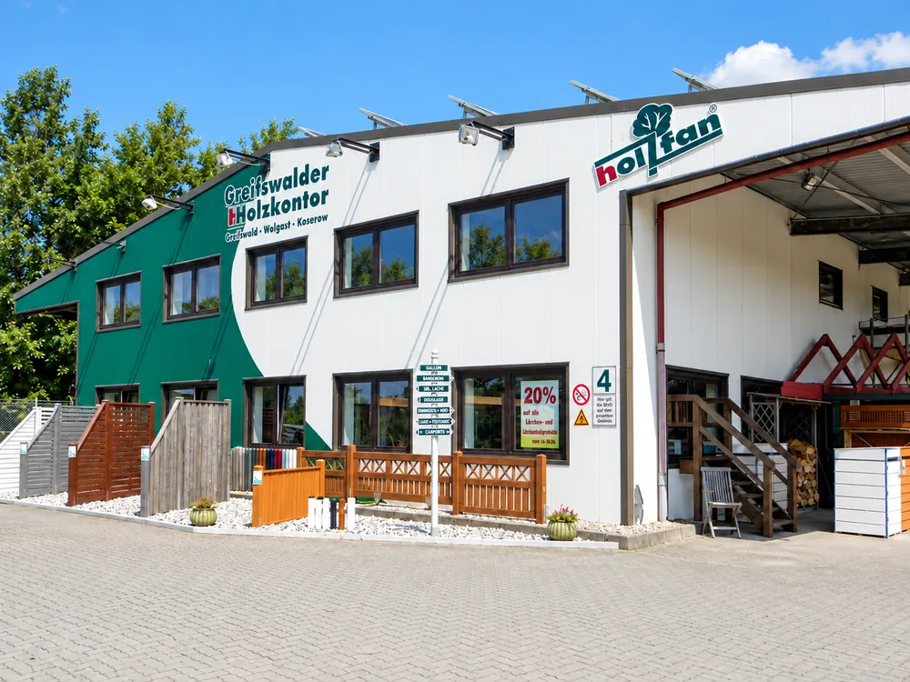 Gebäude des Greifswalder Holzkontors mit Außenausstellung für Zäune und Sichtschutz